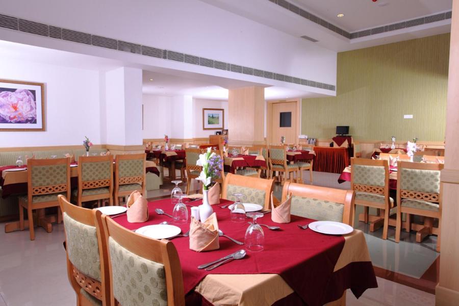 Pooram International Hotell Thrissur Exteriör bild