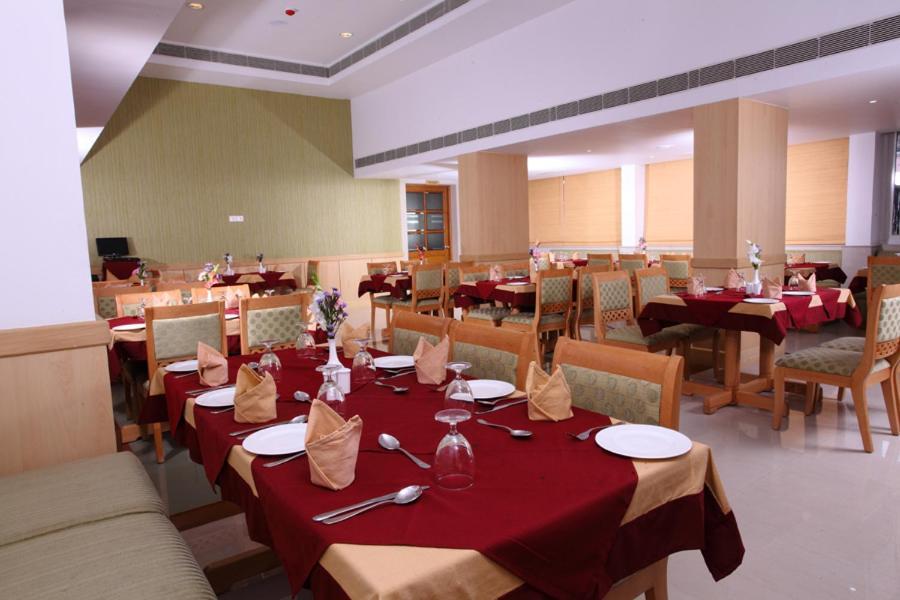 Pooram International Hotell Thrissur Exteriör bild