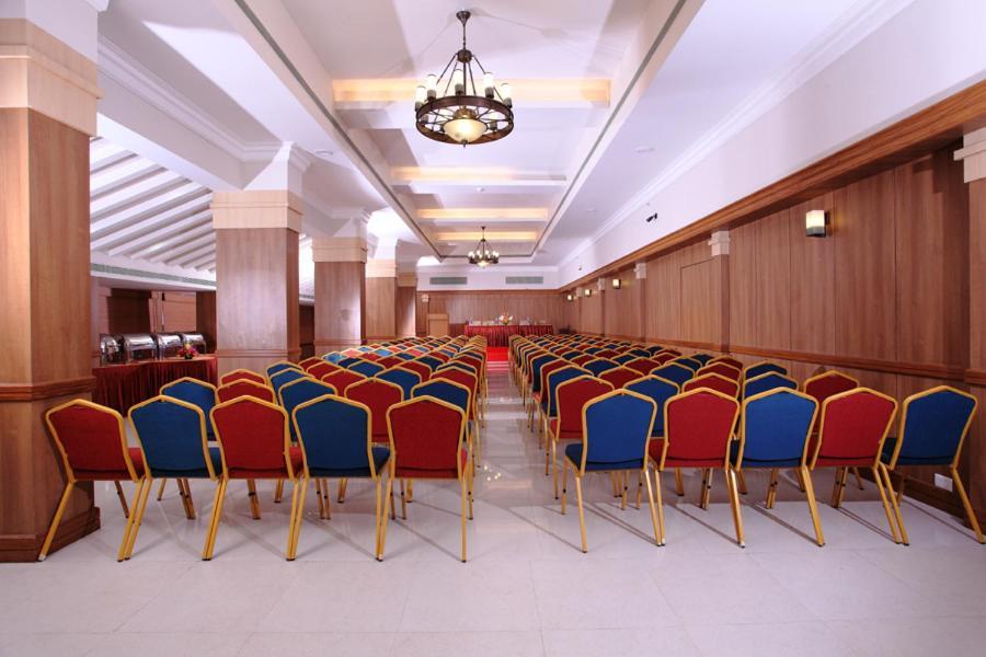 Pooram International Hotell Thrissur Exteriör bild